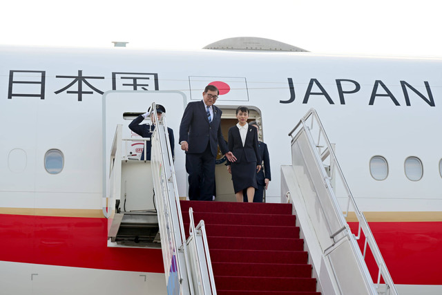 Perdana Menteri (PM) Jepang Shigeru Ishiba beserta Ibu Yoshiko Ishiba tiba di Bandara Internasional Soekarno-Hatta, Tangerang, Banten, pada Jumat, (10/1/2025). Foto: Dok. Biro Pers Setpres