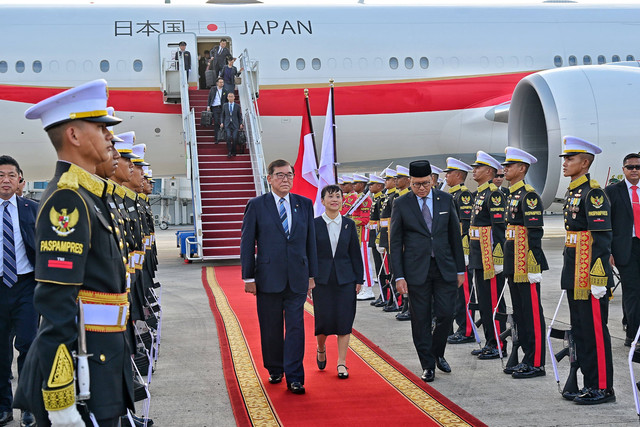 Perdana Menteri (PM) Jepang Shigeru Ishiba beserta Ibu Yoshiko Ishiba tiba di Bandara Internasional Soekarno-Hatta, Tangerang, Banten, pada Jumat, (10/1/2025). Foto: Dok. Biro Pers Setpres