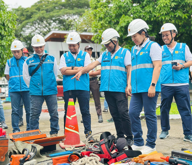 General Manager PLN UID Kalimantan Barat Joice Lanny Wantania (dua dari kiri) didampingi Senior Manager Distribusi Salmon Kareth (tiga dari kiri) melakukan pemeriksaan peralatan pelayanan teknik (yantek) dan memastikan peralatan tersebut berfungsi dengan baik dan aman. Foto: Dok. PLN Kalbar