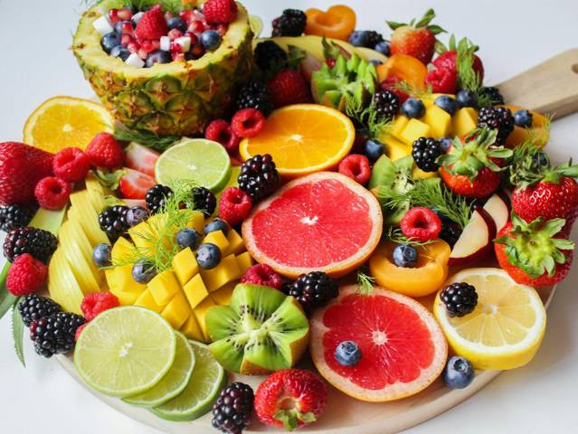 Gambar oleh https://www.pexels.com/photo/sliced-fruits-on-tray-1132047/