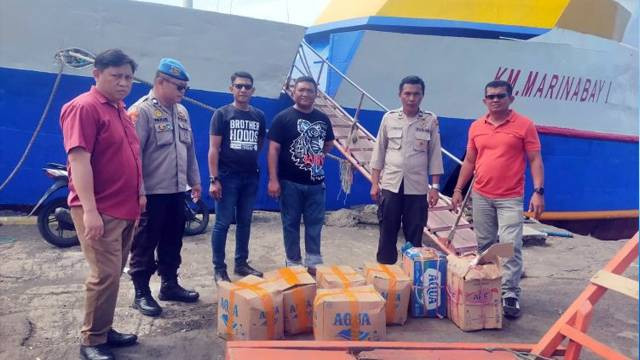 Lima dus berisi minuman keras captikus sebanyak 125 liter yang diamankan Polsek Pelabuhan Manado dari salah satu kapal. (foto: istimewa)