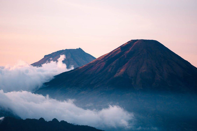 Ilustrasi Gunung Tertinggi di Pulau Jawa yang Menantang Para Pendaki, Foto: Pexels/Muhammad Syahroyni