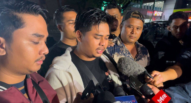 Rizky Agam (24) anak dari IAR (48), bos rental mobil yang tewas ditembak di Rest Area tol Tangerang-Merak, pada gelar rekonstruksi, Sabtu (11/1) dini hari. Foto: Dok. kumparan