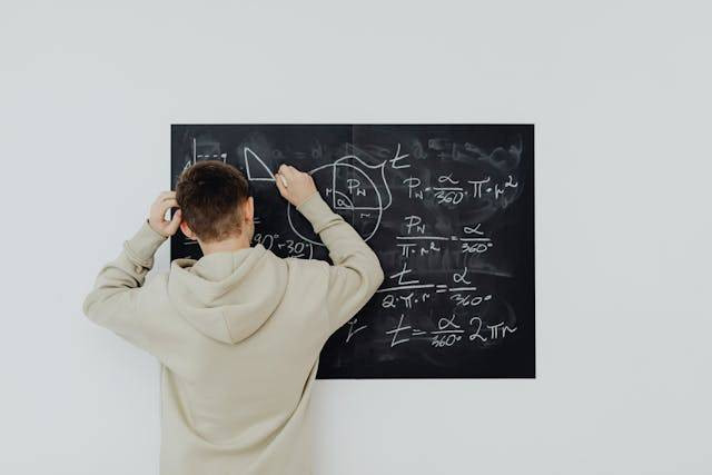 Ilustrasi Materi Matematika Peminatan Kelas 12 Semester 2. Sumber: Pexels/Photo By:Kaboompics.com