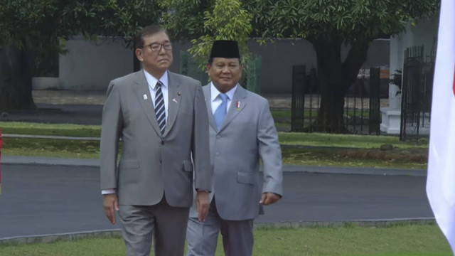 Presiden Republik Indonesia Prabowo Subianto berjalan bersama Perdana Menteri Jepang Shigeru Ishiba saat menerima kunjungan bilateral PM Jepang di Istana Kepresidenan Bogor, Jawa Barat, Sabtu (11/1/2025). Foto: Youtube/Sekretariat Presiden