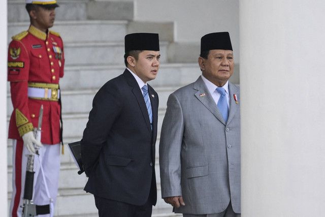 Presiden Prabowo Subianto berbincang dengan Sekertaris Kabinet Teddy Indra Wjaya saat menyambut kunjungan bilateral PM Jepang di Istana Kepresidenan Bogor, Jawa Barat, Sabtu (11/1/2025). Foto: Bay Ismoyo/AFP