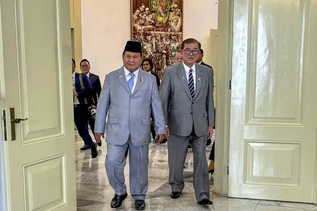 Presiden Prabowo Subianto (kiri) jalan bersama dengan Perdana Menteri Jepang Shigeru Ishiba (kanan) menuju ruang kerja Presiden saat kunjungan kenegaraan di Istana Bogor, Kota Bogor, Jawa Barat, Sabtu (11/1/2025). Foto: Aditya Pradana Putra/ANTARA FOTO