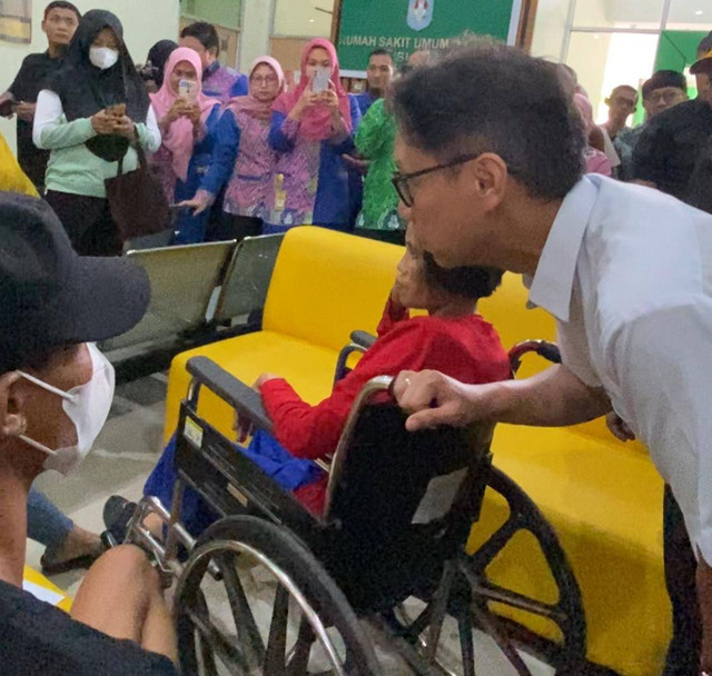 Menkes RI, Budi Gunadi Sadikin saat menyapa pasien di RSUD Kubu Raya. Foto: Yulia Ramadhiyanti/Hi!Pontianak