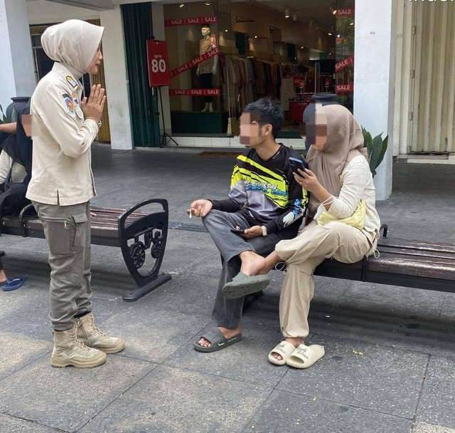 Ilustrasi petugas menegus pengunjung Malioboro yang sedang meerokok. Foto: Pemkot Yogya