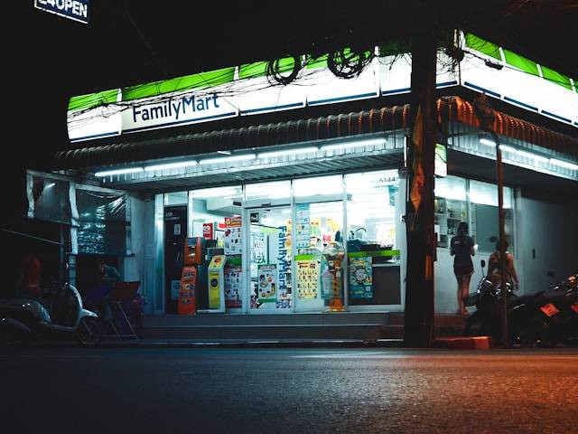 Family Mart Surabaya. Foto hanya ilustrasi, bukan tempat sebenarnya. Sumber: Unsplash/Golden Antelope