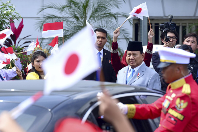 Presiden Republik Indonesia Prabowo Subianto menyambut kedatangan Perdana Menteri Jepang Shigeru Ishiba tiba di Istana Bogor, Kota Bogor, Jawa Barat, Sabtu (11/1/2025). Foto: Muchlis Jr/Biro Pers Sekretariat Presiden