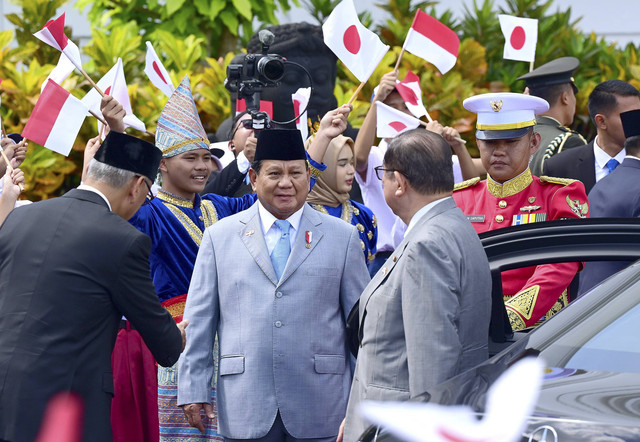 Presiden Republik Indonesia Prabowo Subianto menyambut kedatangan Perdana Menteri Jepang Shigeru Ishiba tiba di Istana Bogor, Kota Bogor, Jawa Barat, Sabtu (11/1/2025). Foto: Muchlis Jr/Biro Pers Sekretariat Presiden