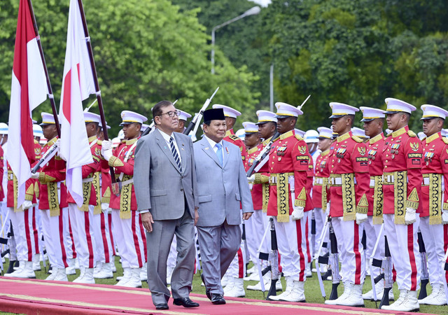 Presiden Republik Indonesia Prabowo Subianto berjalan bersama Perdana Menteri Jepang Shigeru Ishiba tiba di Istana Bogor, Kota Bogor, Jawa Barat, Sabtu (11/1/2025). Foto: Muchlis Jr/Biro Pers Sekretariat Presiden