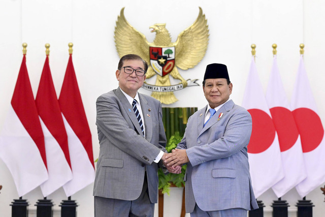 Presiden Republik Indonesia Prabowo Subianto berjabat tangan dengan Perdana Menteri Jepang Shigeru Ishiba tiba di Istana Bogor, Kota Bogor, Jawa Barat, Sabtu (11/1/2025). Foto: Muchlis Jr/Biro Pers Sekretariat Presiden