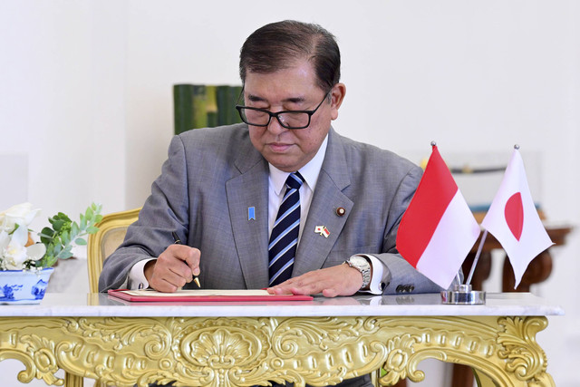 Perdana Menteri Jepang Shigeru Ishiba mengisi buku tamu saat melakukan pertemuan bilateral dengan Indonesia di Istana Bogor, Kota Bogor, Jawa Barat, Sabtu (11/1/2025). Foto: Muchlis Jr/Biro Pers Sekretariat Presiden