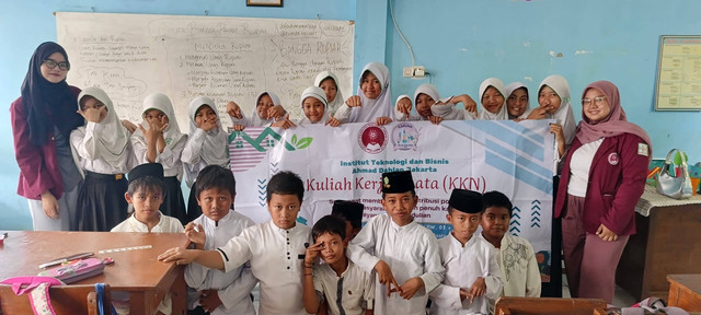 Dokumentasi Cinta Bangga Paham Rupiah KKN KARUNA bersama Siswa/i MI Kelas V