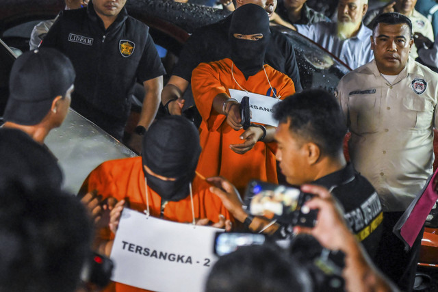 Tersangka memperagakan adegan saat rekonstruksi kasus penembakan bos rental mobil di Rest Area KM 45 Tol Tangerang-Merak, Kabupaten Tangerang, Banten, Sabtu (11/1/2025). Foto: Sulthony Hasanuddin/ANTARA FOTO 