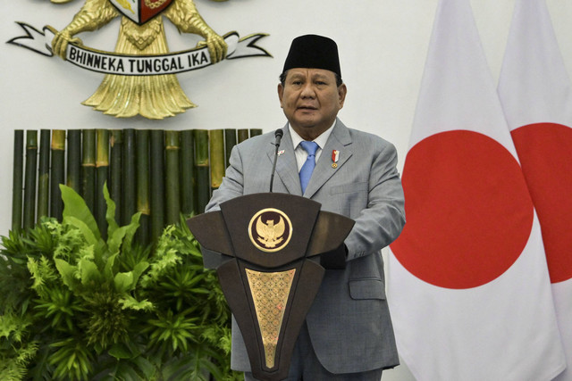 Presiden Prabowo Subianto menyampaikan keterangan pers usai melaksanakan rapat bilateral bersama Perdana Menteri Jepang di Istana Kepresidenan Bogor, Jawa Barat, Sabtu (11/1/2025). Foto: Bay Ismoyo/AFP