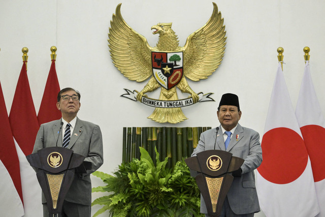 Presiden Prabowo Subianto menyampaikan keterangan pers usai melaksanakan rapat bilateral bersama Perdana Menteri Jepang Shigeru Ishiba di Istana Kepresidenan Bogor, Jawa Barat, Sabtu (11/1/2025). Foto: Bay Ismoyo/AFP