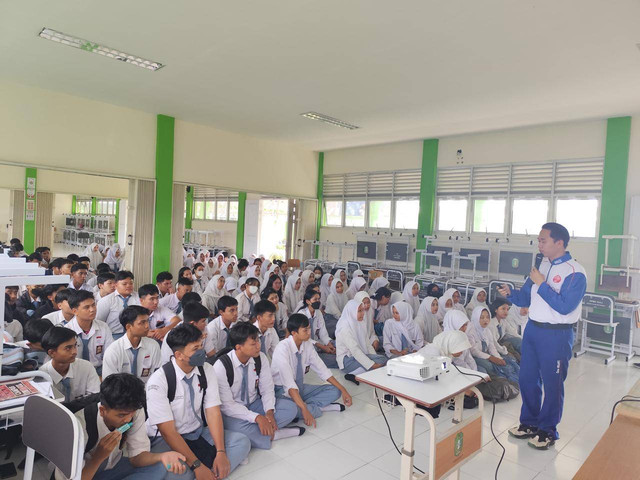 Instruktur Asmo Kalbar memberikan edukasi keselamatan berkendara kepada pelajar SMAN 12 Pontianak. Foto: Dok. Astra Motor Kalbar