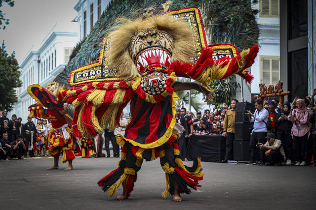 Sejumlah anggota kelompok kesenian Reog Ponorogo melakukan atraksi di pelataran Kantor Kemenko Perekonomian, Jakarta, Sabtu (11/01/2025). Foto: Iqbal Firdaus/kumparan