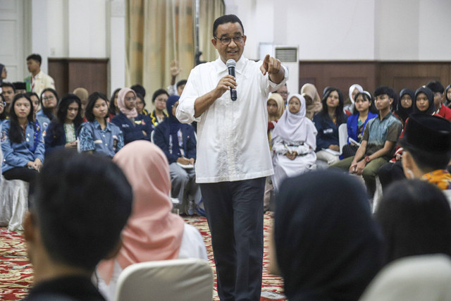 Mantan Gubernur DKI Jakarta periode 2017-2022 Anies Baswedan menyampaikan paparan pada sesi tanya jawab talkshow dengan Ketua OSIS SMA sederajat se-DKJ di Gedung Konvensi TMPN Kalibata, Jakarta, Sabtu (11/01/2025).  Foto: Iqbal Firdaus/kumparan