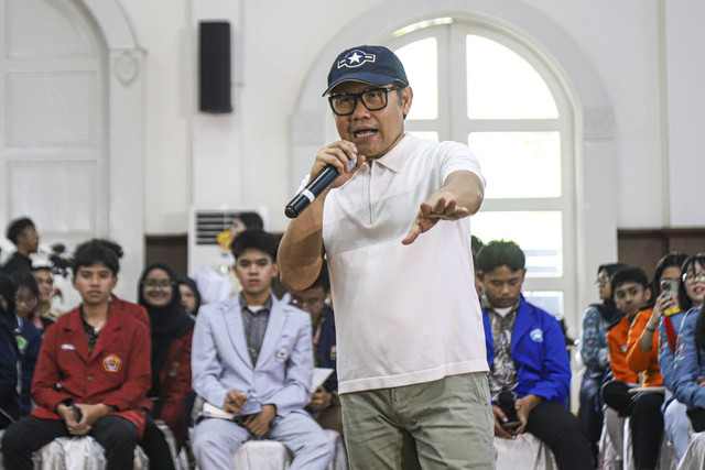 Menko Pemberdaayn Masyarakat Muhaimin Iskandar alias Cak Imin menyampaikan paparan pada sesi tanya jawab talkshow dengan Ketua OSIS SMA sederajat se-DKJ di Gedung Konvensi TMPN Kalibata, Jakarta, Sabtu (11/01/2025). Foto: Iqbal Firdaus/kumparan