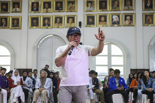 Menko Pemberdaayn Masyarakat Muhaimin Iskandar alias Cak Imin menyampaikan paparan pada sesi tanya jawab talkshow dengan Ketua OSIS SMA sederajat se-DKJ di Gedung Konvensi TMPN Kalibata, Jakarta, Sabtu (11/01/2025). Foto: Iqbal Firdaus/kumparan