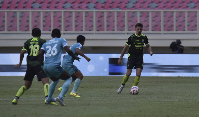 PSBS Biak melawan Persib Bandung pada pertandingan Liga 1 di Stadion Lukas Enembe, Jayapura, Papua, Sabtu (11/1/2025). Foto: Dok. Persib