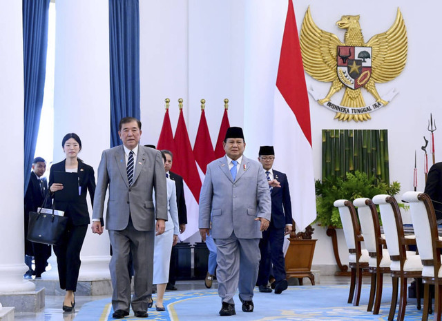 Presiden Prabowo Subianto bersama Perdana Menteri Jepang Shigeru Ishiba berjalan keluar usai melaksanakan rapat bilateral di Istana kepresidenan Bogor, Jawa Barat, Sabtu (11/1/2025). Foto: Muchlis Jr/Biro Pers Sekretariat Presiden