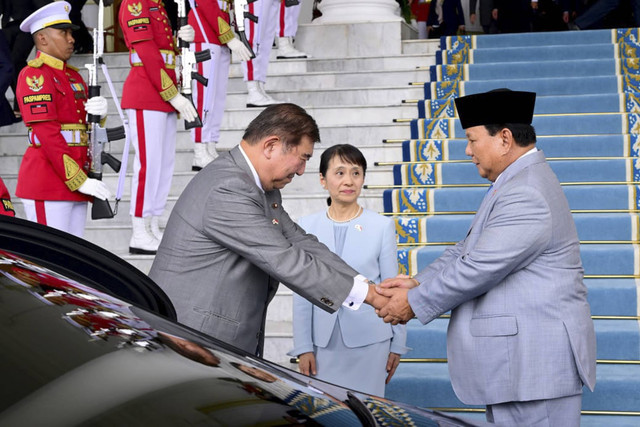 Presiden Prabowo Subianto bersama Perdana Menteri Jepang Shigeru Ishiba berjabat tangan usai melaksanakan rapat bilateral di Istana kepresidenan Bogor, Jawa Barat, Sabtu (11/1/2025). Foto: Muchlis Jr/Biro Pers Sekretariat Presiden