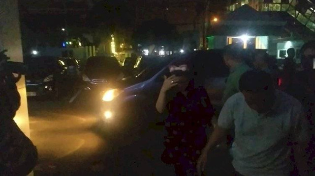 Suasana istri muda Kadisnakertrans Deliar Marzoeki saat diamankan tim Pidsus Kejari Palembang. Foto : Istimewa