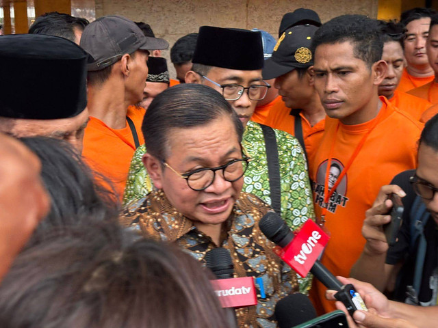 Gubernur Jakarta terpilih, Pramono Anung datang ke Pesta Rakyat Menyambut Kemenangan Pram-Doel oleh Sahabat Pram di Taman Lapangan Banteng, Jakarta Pusat pada Sabtu (11/1). Dok. Abid Raihan. Foto: Abid Raihan/kumparan