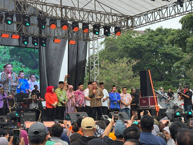 Gubernur Jakarta terpilih, Pramono Anung datang ke Pesta Rakyat Menyambut Kemenangan Pram-Doel oleh Sahabat Pram di Taman Lapangan Banteng, Jakarta Pusat pada Sabtu (11/1). Dok. Abid Raihan. Foto: Abid Raihan/kumparan