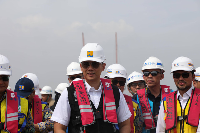 Menteri Koordinator Bidang Infrastruktur dan Pembangunan Kewilayahan, Agus Harimurti Yudhoyono (Menko AHY) bersama Menteri Pekerjaan Umum (PU) meninjau Tol Semarang-Demak pada Sabtu (11/1/2025). Foto: Dok. Kemenko IPK