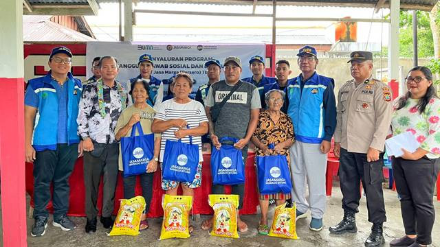 Penyaluran bantuan paket sembako kepada warga sekitar Jalan Tol Manado-Bitung oleh PT Jasa Marga Manado Bitung.