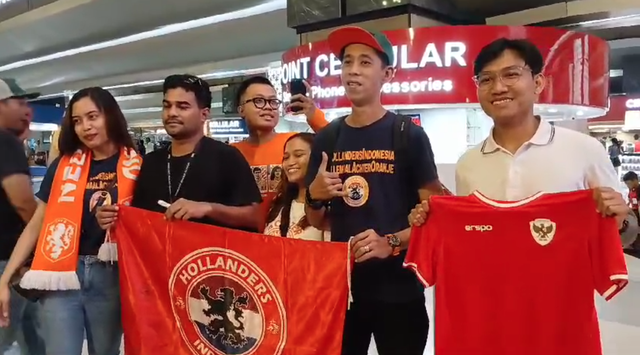 Fanbase Timnas Belanda mendatangi area kedatangan internasional di Terminal 3, Bandara Soekarno-Hatta, Tangerang, Sabtu, (11/1), untuk menyambut Patrick Kluivert. Foto: Dok kumparan