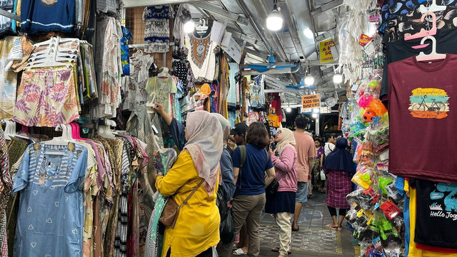 Illustrasi aktivitas pedagang Teras Malioboro 2 sebelum pindah ke lapak yang baru. (Foto: M Wulan)