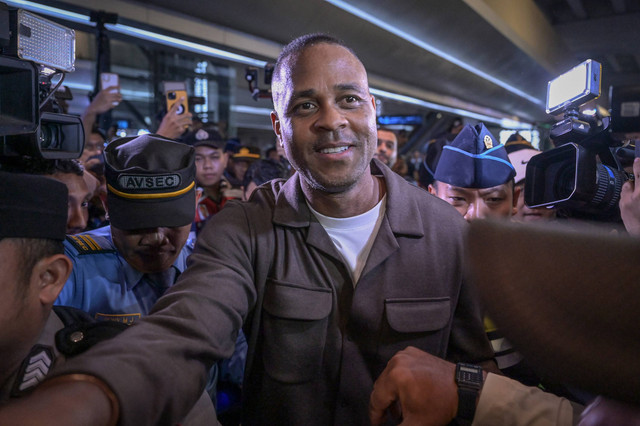 Pelatih Timnas Indonesia Patrick Kluivert (tengah) berjalan keluar setibanya di Terminal 3 Bandara Internasional Soekarno Hatta, Tangerang, Banten, Sabtu (11/1/2025). Foto: ANTARA FOTO/Fauzan