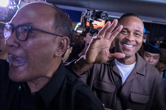 Pelatih Timnas Indonesia Patrick Kluivert (tengah) berjalan keluar setibanya di Terminal 3 Bandara Internasional Soekarno Hatta, Tangerang, Banten, Sabtu (11/1/2025). Foto: ANTARA FOTO/Fauzan