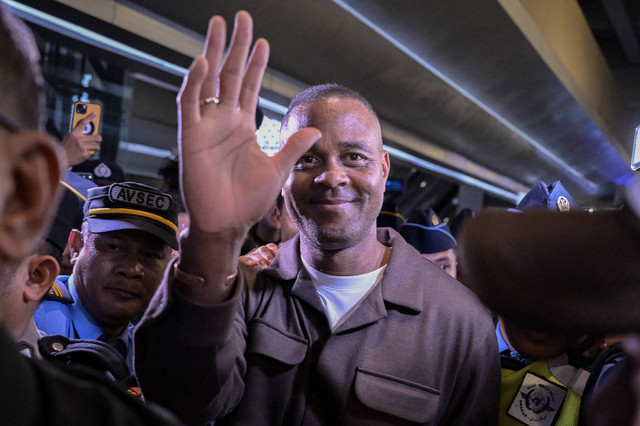 Pelatih Timnas Indonesia Patrick Kluivert (tengah) berjalan keluar setibanya di Terminal 3 Bandara Internasional Soekarno Hatta, Tangerang, Banten, Sabtu (11/1/2025). Foto: ANTARA FOTO/Fauzan