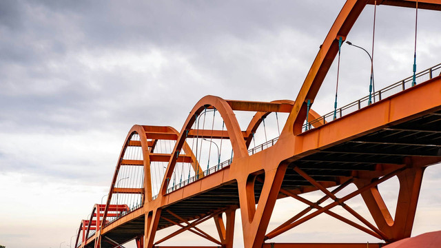 Kuliner non halal Palembang. Foto jembatan di atas Sungai Musi, Palembang. Sumber: Unsplash/Hadi Utama