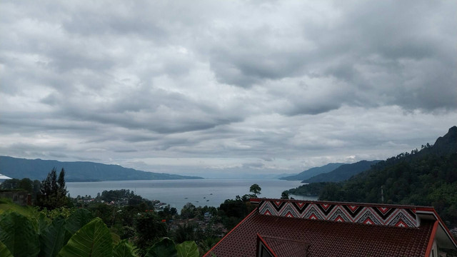 Pantai Bebas Parapat. Foto pemandangan Kota Parapat. Sumber: Unsplash/Edwin Petrus