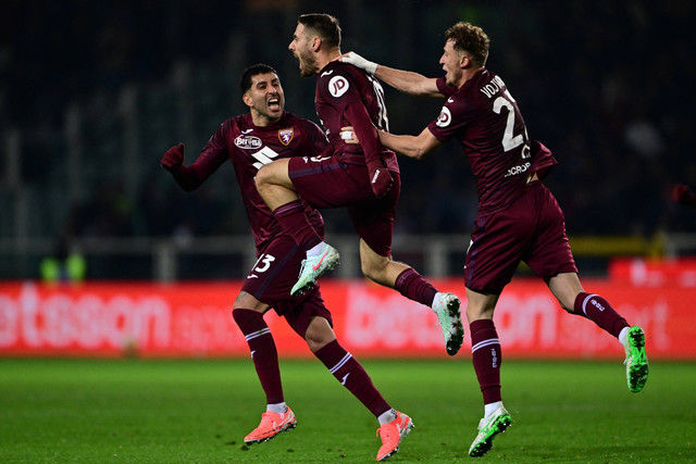 Selebrasi pemain Torino usai  mencetak gol ke gawang Juventus pada pertandingan Liga Italia di Stadio Olimpico Grande Torino, Turin, Italia, Sabtu (11/1/2025). Foto: Marco BERTORELLO / AFP