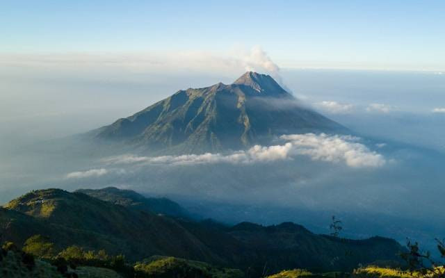 Merbabu View. Foto Gunung Merbabu. Sumber: Unsplash/Fahrul Razi