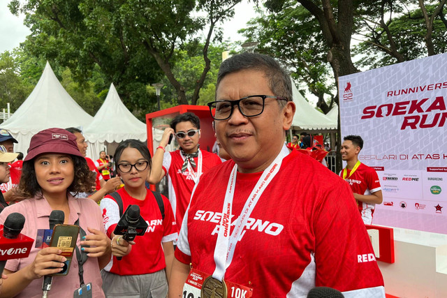 Sekjen PDIP Hasto Kristiyanto di Acara Soekarno Run, Kawasan Gelora Bung Karno (GBK), Jakarta Pusat, Minggu (12/1/2025). Foto: Alya Zahra/kumparan 