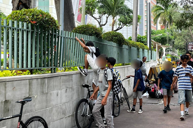 Warga terlihat mencari "koin jagat" yang sedang trend di media sosial di depan Grand Indonesia, Jakarta Pusat, Minggu (12/1/2025). Foto: Rayyan Farhansyah/kumparan