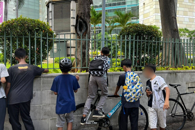 Warga terlihat mencari "koin jagat" yang sedang trend di media sosial di depan Grand Indonesia, Jakarta Pusat, Minggu (12/1/2025). Foto: Rayyan Farhansyah/kumparan