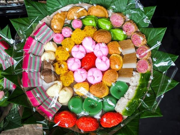 Jajanan pasar is various and colorful traditional Indonesian snacks. Sumber : https://www.shutterstock.com/id/image-photo/jajanan-pasar-various-colorful-traditional-indonesian-1611955831