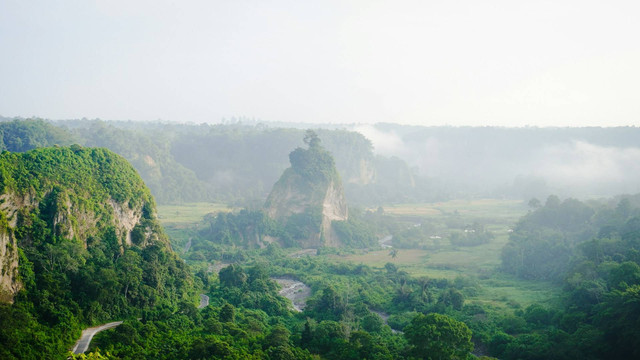 Puncak Taruko. Foto view Ngarai Sianok dari ketinggian Taruko. Sumber: Unsplash/Fathur Rizki